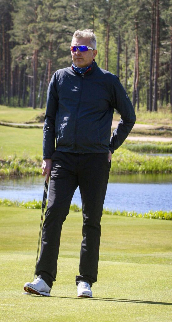 AuraCleanin hallituksen puheenjohtaja Jukka Virta seisoo golfkentällä.