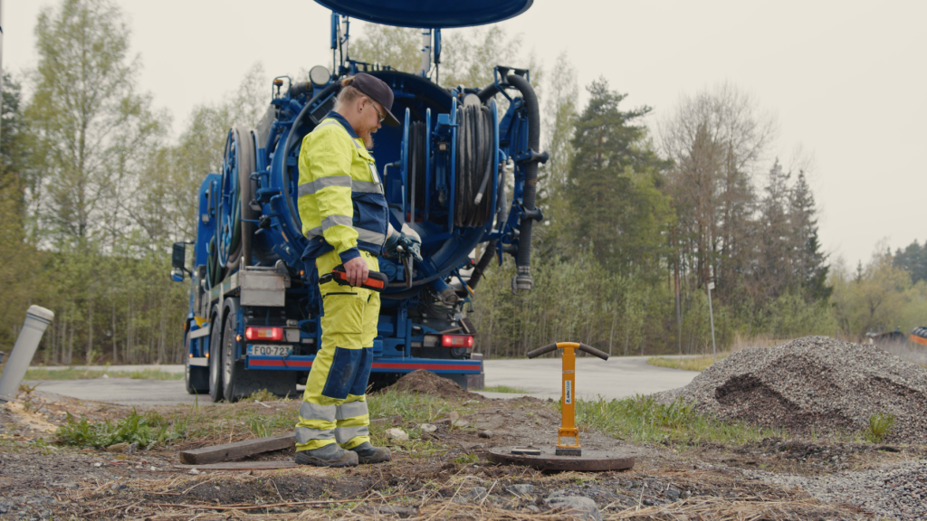 Viemärihuolto | AuraCleanin työntekijä tekemässä viemärihuoltoa.